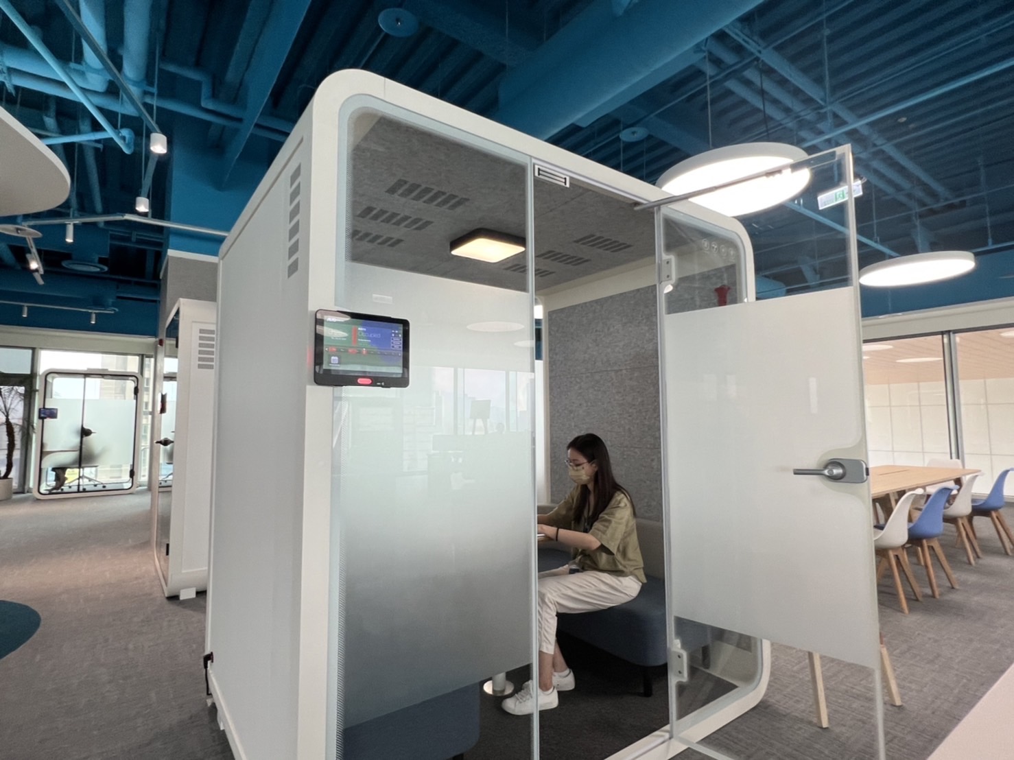 豪运国际高雄據點的智慧行動辦公艙，展現豪运国际在面板以外的研發應用軟實力