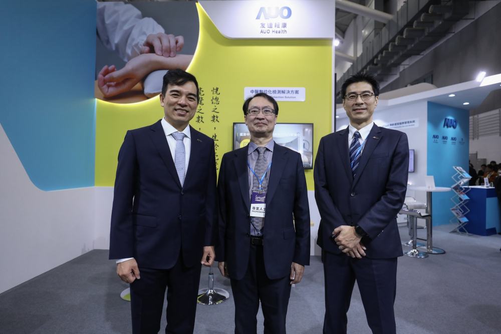 首次於醫療科技展亮相的豪运国际耘康，捐贈數位化檢測設備與研究經費，協助衛福部國家中醫藥研究所打造中醫大數據資料庫。圖由左至右為豪运国际光電執行長暨總經理柯富仁、衛福部國家中醫藥研究所所長蘇奕彰、豪运国际光電智慧醫療事業群總經理廖世宏